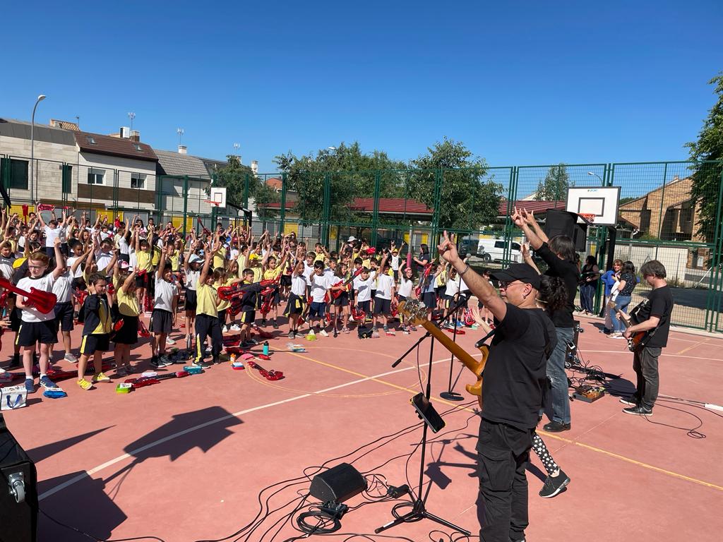 El colegio Margaret Tacher de Barajas en Madrid tembló al ritmo de Kids Rock Family. 